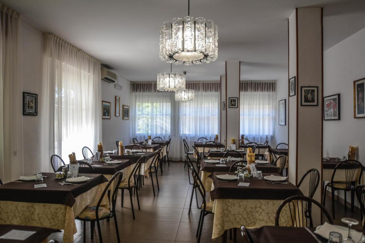 Hotel Zani Червия Экстерьер фото