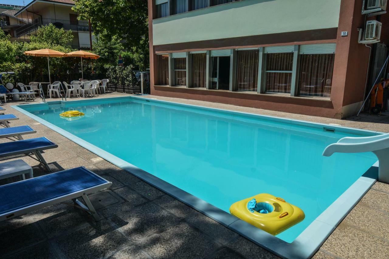 Hotel Zani Червия Экстерьер фото